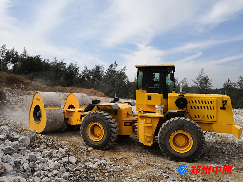 四川省液壓夯實(shí)機(jī)中航?jīng)_擊壓路機(jī)施工案例
