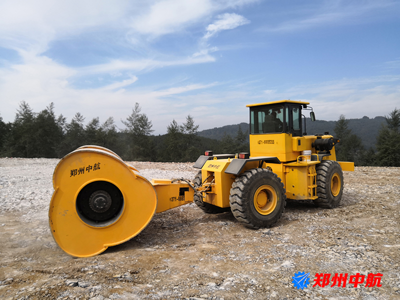 河北省液壓夯實(shí)機(jī)中航?jīng)_擊壓路機(jī)施工案例
