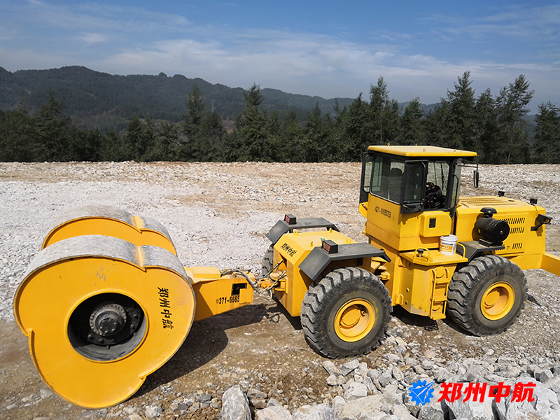 福建省采用液壓夯實機中航?jīng)_擊壓路機工程施工