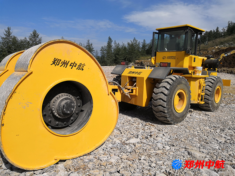 寧夏省采用液壓夯實(shí)機(jī)中航?jīng)_擊壓路機(jī)工程施工