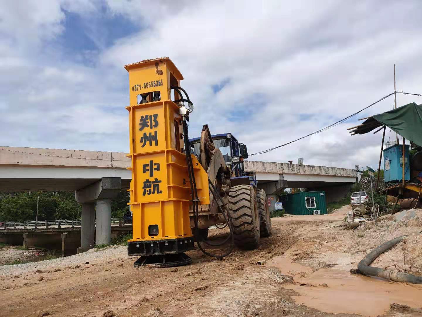 天津津石高速采用沖擊壓路機(jī)、中航液壓夯實(shí)機(jī)