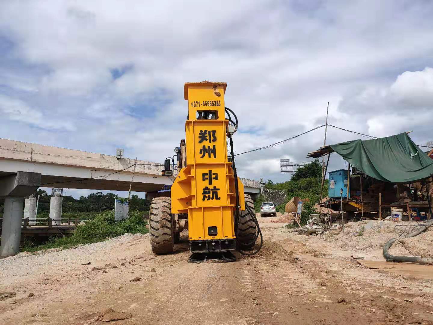 廣西 國(guó)道G322采用中航?jīng)_擊壓路機(jī)，液壓夯實(shí)機(jī)施