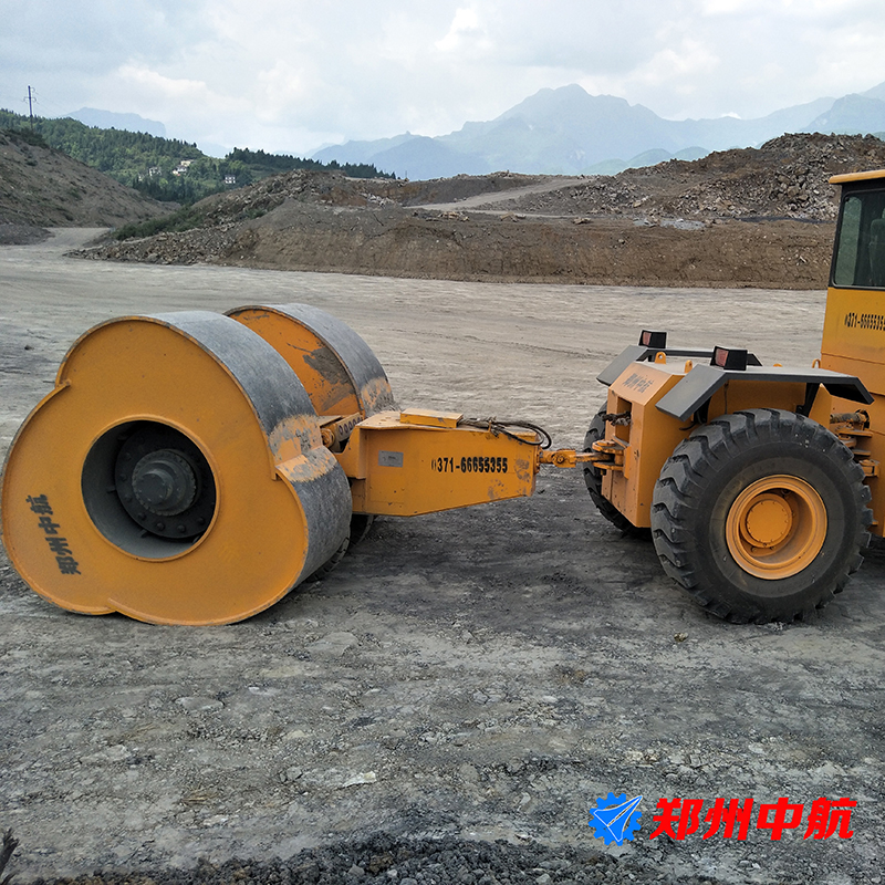 　廣東省茂名采用中航液壓夯實(shí)機(jī)、沖擊壓路機(jī)